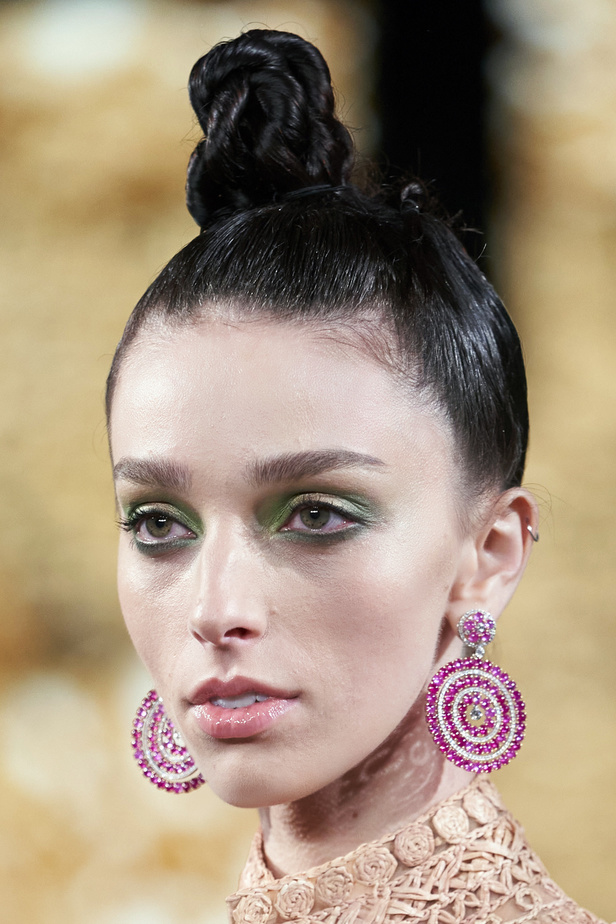 حديقة من الأزهار الملونة في تصاميم "نعيم خان" ضمن أسبوع الموضة في نيويورك