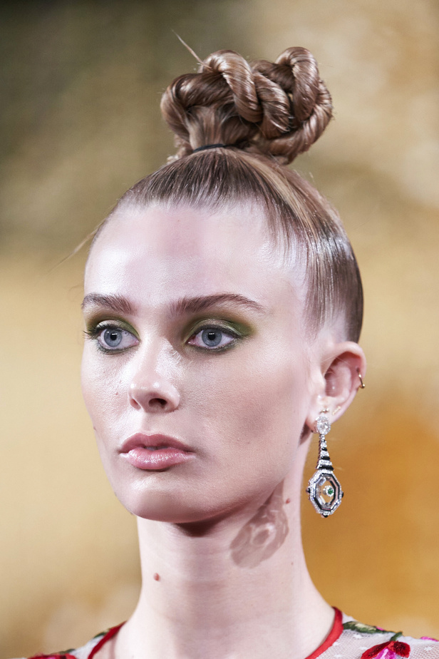 حديقة من الأزهار الملونة في تصاميم "نعيم خان" ضمن أسبوع الموضة في نيويورك