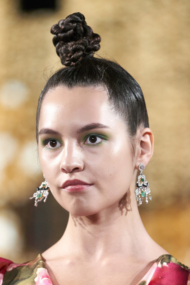 حديقة من الأزهار الملونة في تصاميم "نعيم خان" ضمن أسبوع الموضة في نيويورك