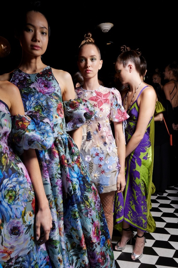 حديقة من الأزهار الملونة في تصاميم "نعيم خان" ضمن أسبوع الموضة في نيويورك