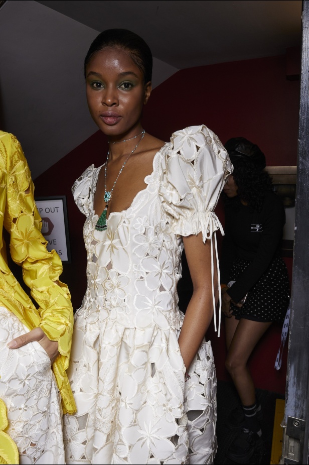 حديقة من الأزهار الملونة في تصاميم "نعيم خان" ضمن أسبوع الموضة في نيويورك