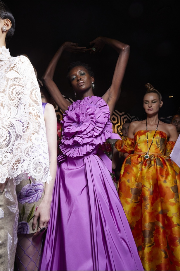 حديقة من الأزهار الملونة في تصاميم "نعيم خان" ضمن أسبوع الموضة في نيويورك