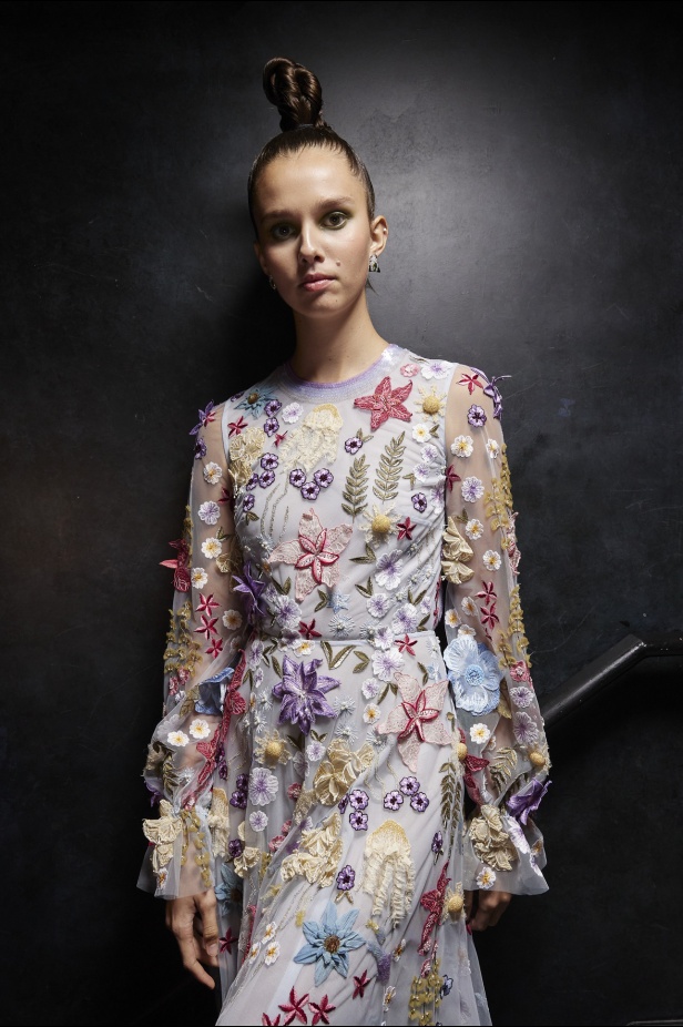 حديقة من الأزهار الملونة في تصاميم "نعيم خان" ضمن أسبوع الموضة في نيويورك