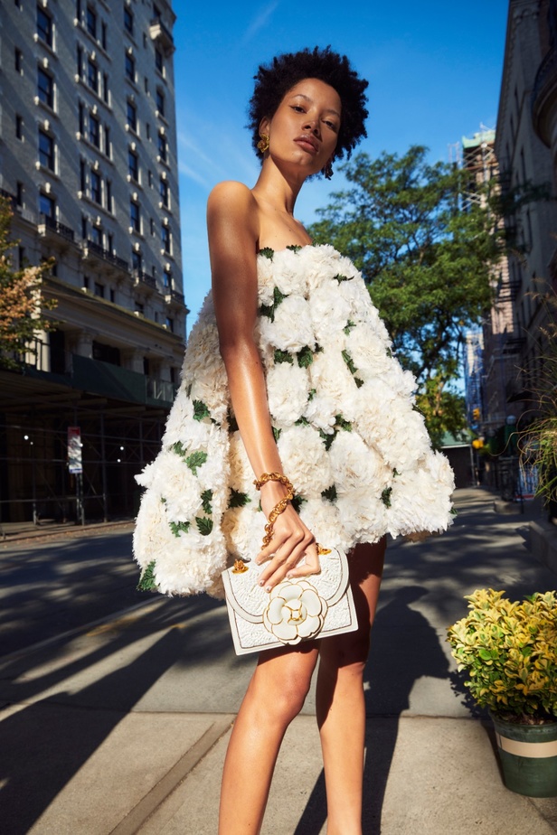 مجموعة Oscar de la Renta لربيع 2023 تنقل سحر الأزهار إلى التصاميم الأنيقة