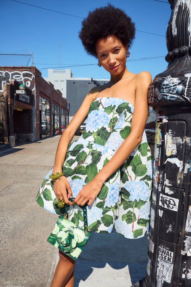 مجموعة Oscar de la Renta لربيع 2023 تنقل سحر الأزهار إلى التصاميم الأنيقة