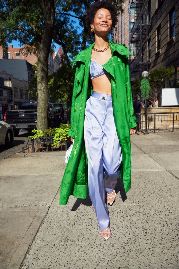 مجموعة Oscar de la Renta لربيع 2023 تنقل سحر الأزهار إلى التصاميم الأنيقة