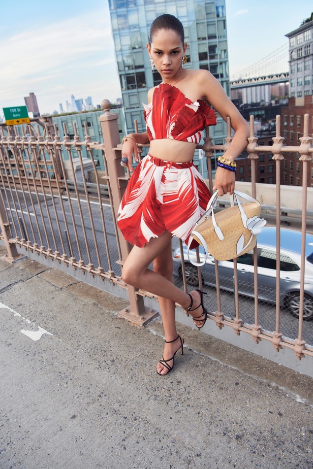 مجموعة Oscar de la Renta لربيع 2023 تنقل سحر الأزهار إلى التصاميم الأنيقة