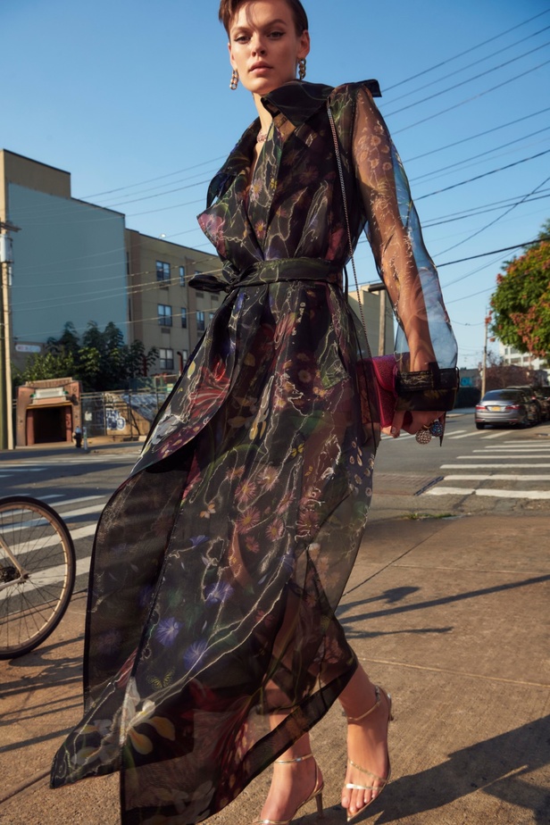 مجموعة Oscar de la Renta لربيع 2023 تنقل سحر الأزهار إلى التصاميم الأنيقة