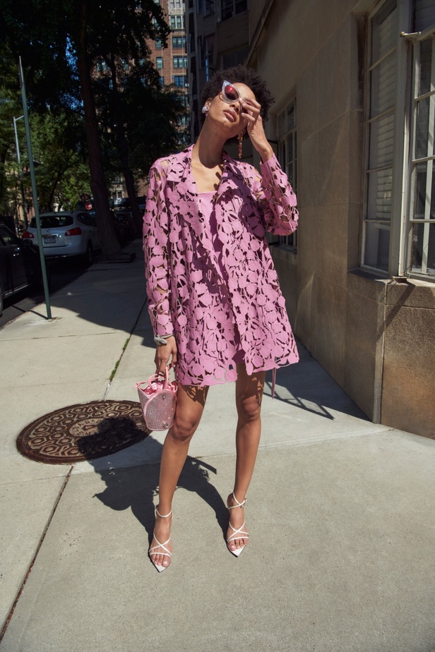 مجموعة Oscar de la Renta لربيع 2023 تنقل سحر الأزهار إلى التصاميم الأنيقة