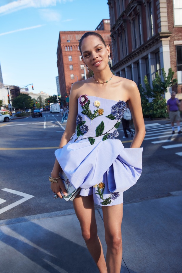 مجموعة Oscar de la Renta لربيع 2023 تنقل سحر الأزهار إلى التصاميم الأنيقة