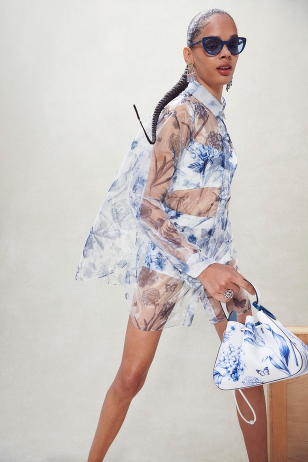 مجموعة Oscar de la Renta لربيع 2023 تنقل سحر الأزهار إلى التصاميم الأنيقة