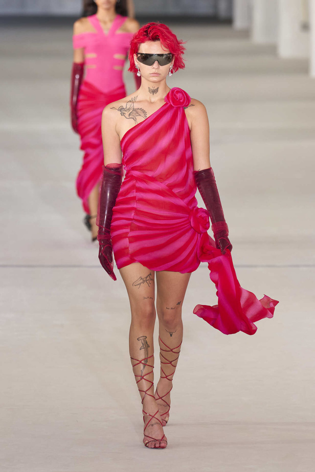 مجموعة Prabal Gurung لربيع وصيف 2022.. ألوان قوية وتفاصيل هندسية