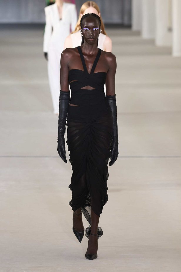 مجموعة Prabal Gurung لربيع وصيف 2022.. ألوان قوية وتفاصيل هندسية