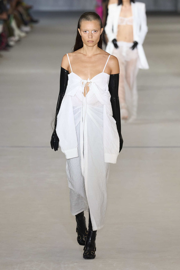 مجموعة Prabal Gurung لربيع وصيف 2022.. ألوان قوية وتفاصيل هندسية