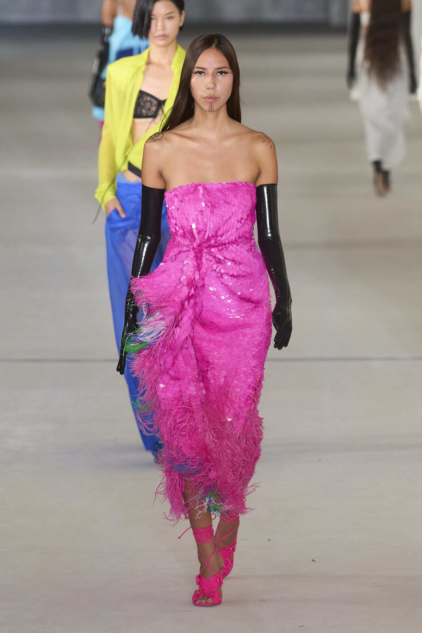 مجموعة Prabal Gurung لربيع وصيف 2022.. ألوان قوية وتفاصيل هندسية