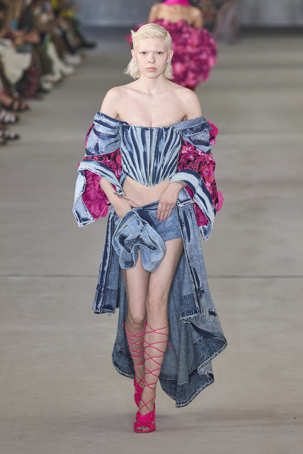 مجموعة Prabal Gurung لربيع وصيف 2022.. ألوان قوية وتفاصيل هندسية