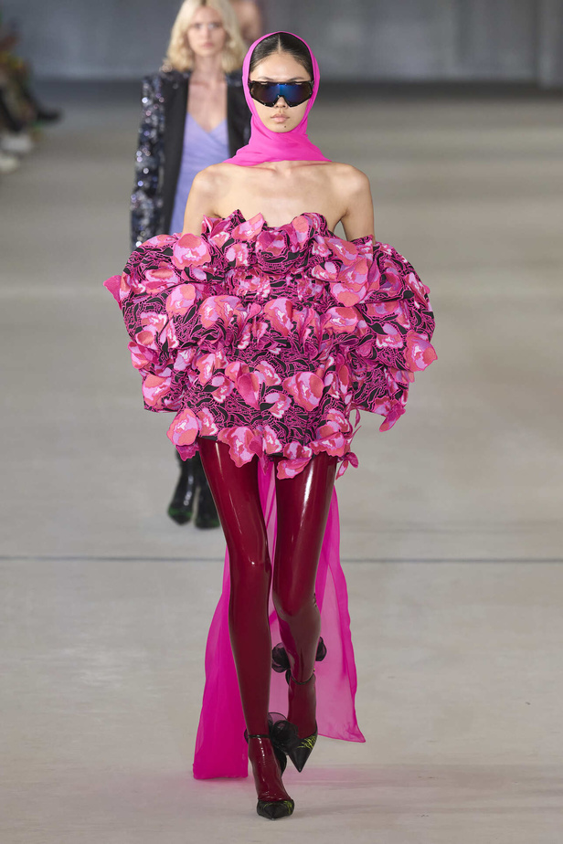 مجموعة Prabal Gurung لربيع وصيف 2022.. ألوان قوية وتفاصيل هندسية