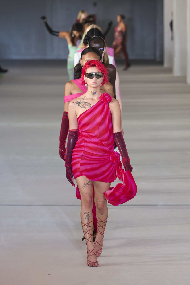 مجموعة Prabal Gurung لربيع وصيف 2022.. ألوان قوية وتفاصيل هندسية