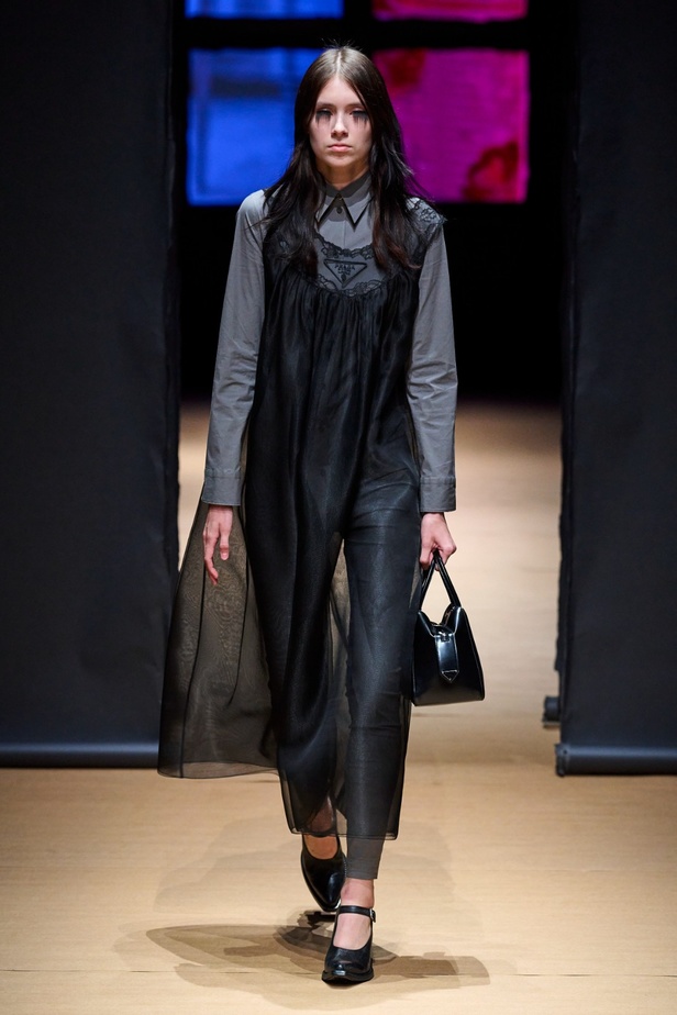 مجموعة Prada لربيع وصيف 2023: اللمسة الإبداعية المناسبة لموسم الربيع المقبل