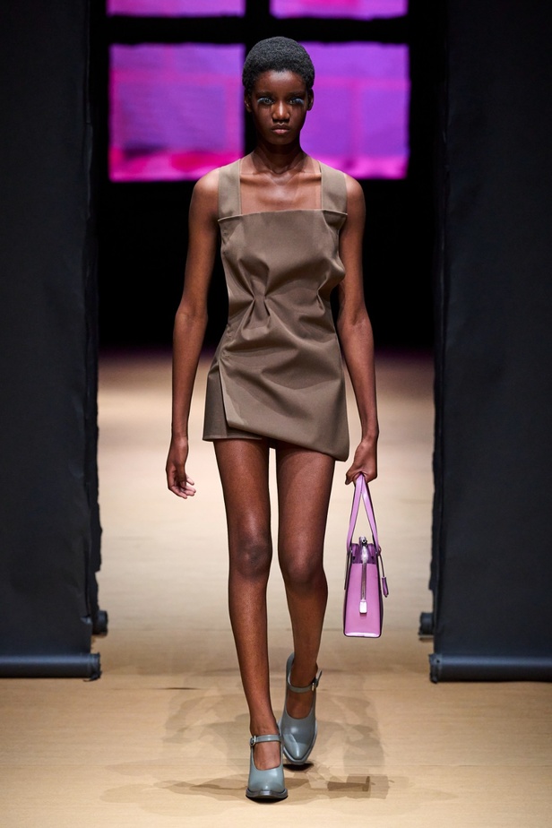 مجموعة Prada لربيع وصيف 2023: اللمسة الإبداعية المناسبة لموسم الربيع المقبل
