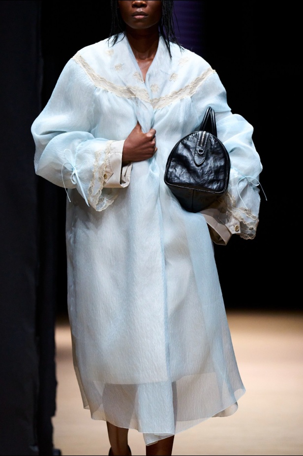 مجموعة Prada لربيع وصيف 2023: اللمسة الإبداعية المناسبة لموسم الربيع المقبل