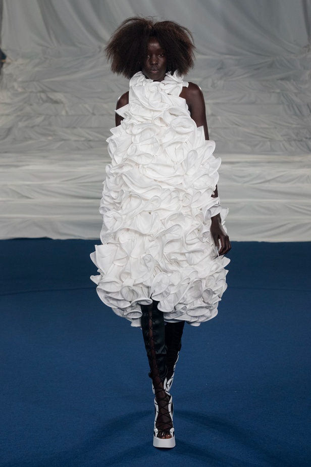 اكسسوارات غريبة وصيحات ملفتة ظهرت في عرض أزياء Rochas  لربيع وصيف 2023  