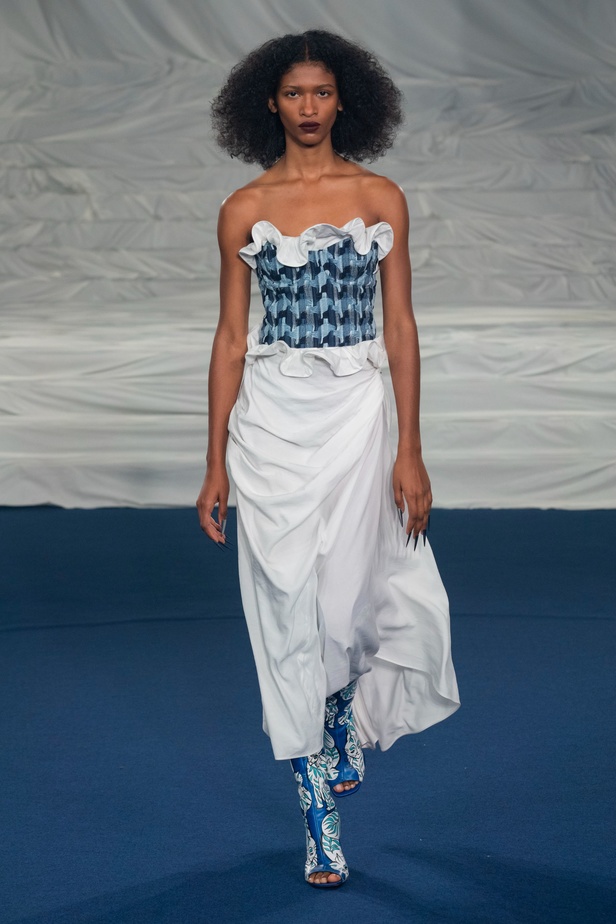 اكسسوارات غريبة وصيحات ملفتة ظهرت في عرض أزياء Rochas  لربيع وصيف 2023  