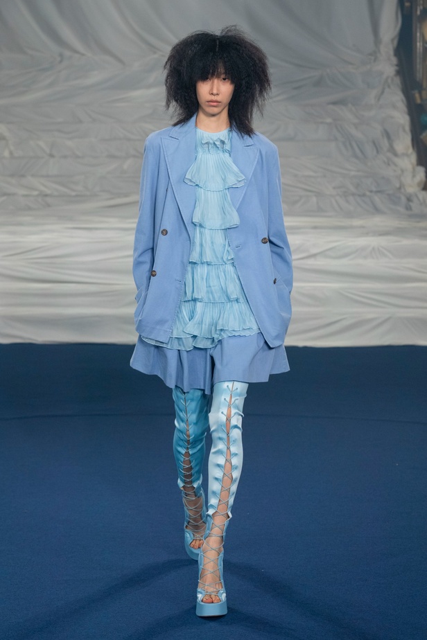 اكسسوارات غريبة وصيحات ملفتة ظهرت في عرض أزياء Rochas  لربيع وصيف 2023  