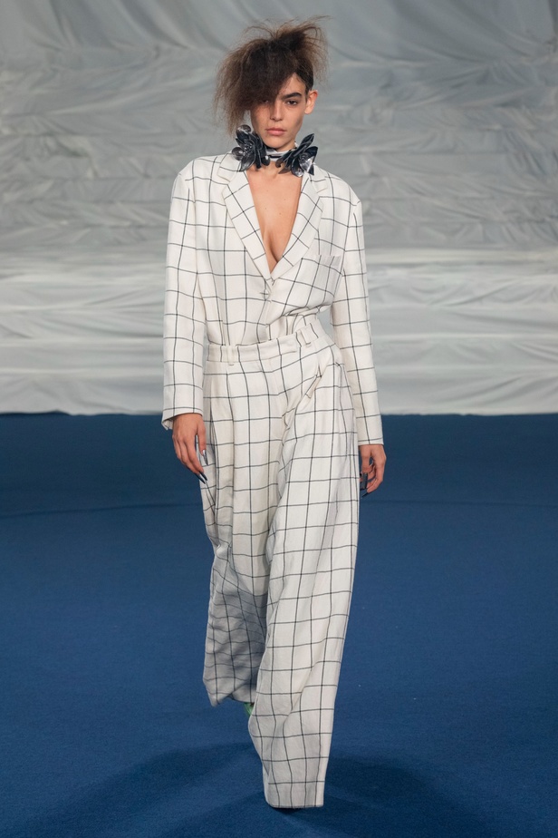 اكسسوارات غريبة وصيحات ملفتة ظهرت في عرض أزياء Rochas  لربيع وصيف 2023  