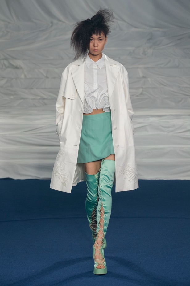 اكسسوارات غريبة وصيحات ملفتة ظهرت في عرض أزياء Rochas  لربيع وصيف 2023  