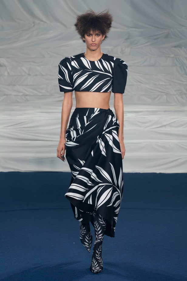 اكسسوارات غريبة وصيحات ملفتة ظهرت في عرض أزياء Rochas  لربيع وصيف 2023  