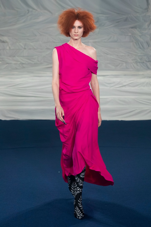 اكسسوارات غريبة وصيحات ملفتة ظهرت في عرض أزياء Rochas  لربيع وصيف 2023  