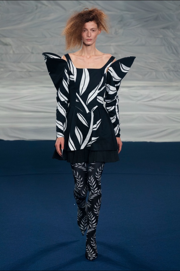 اكسسوارات غريبة وصيحات ملفتة ظهرت في عرض أزياء Rochas  لربيع وصيف 2023  