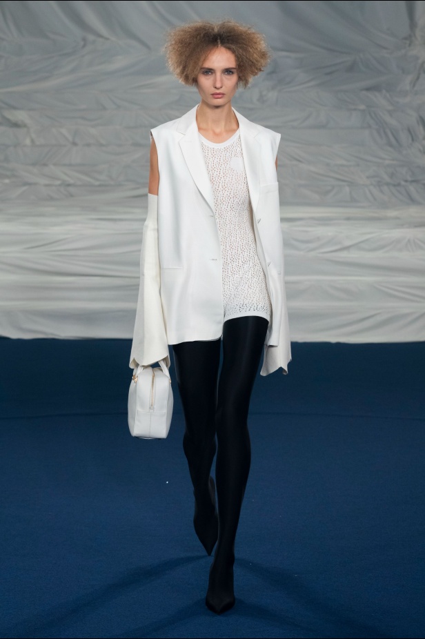 اكسسوارات غريبة وصيحات ملفتة ظهرت في عرض أزياء Rochas  لربيع وصيف 2023  