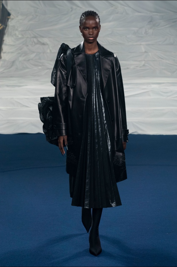 اكسسوارات غريبة وصيحات ملفتة ظهرت في عرض أزياء Rochas  لربيع وصيف 2023  