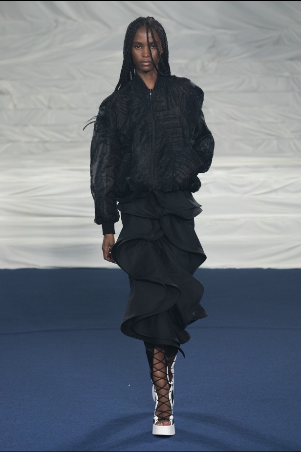 اكسسوارات غريبة وصيحات ملفتة ظهرت في عرض أزياء Rochas  لربيع وصيف 2023  