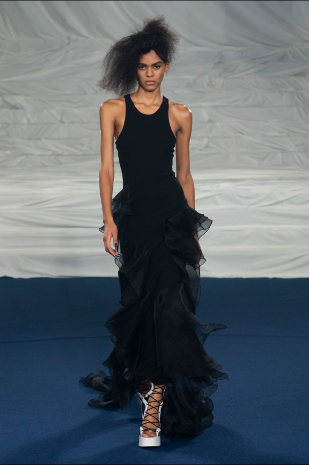 اكسسوارات غريبة وصيحات ملفتة ظهرت في عرض أزياء Rochas  لربيع وصيف 2023  