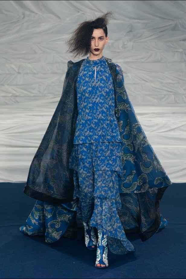 اكسسوارات غريبة وصيحات ملفتة ظهرت في عرض أزياء Rochas  لربيع وصيف 2023  