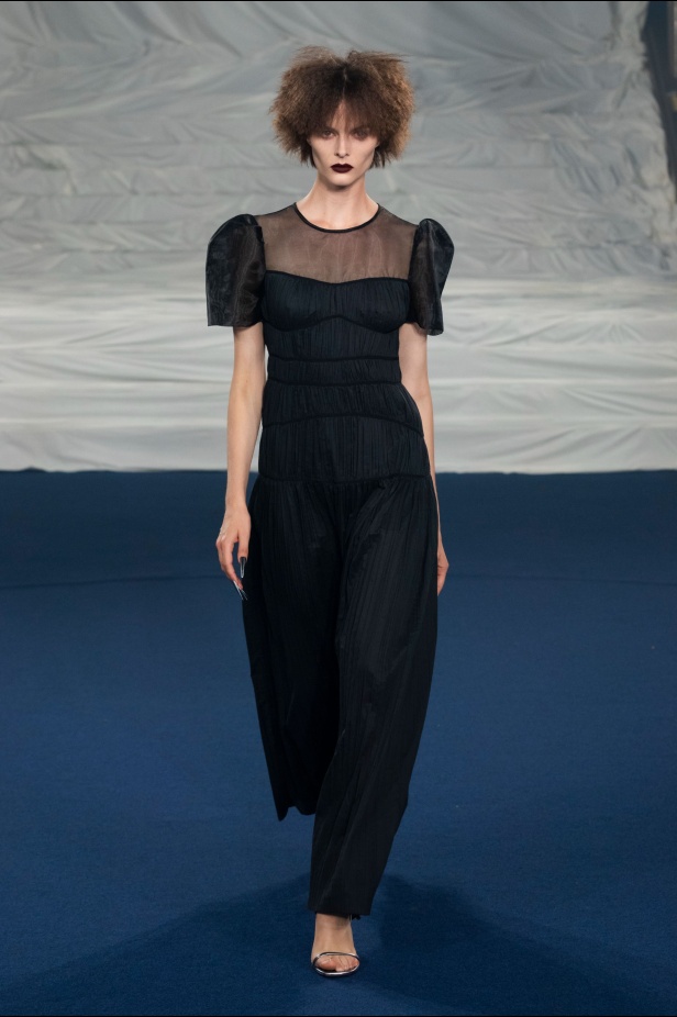 اكسسوارات غريبة وصيحات ملفتة ظهرت في عرض أزياء Rochas  لربيع وصيف 2023  