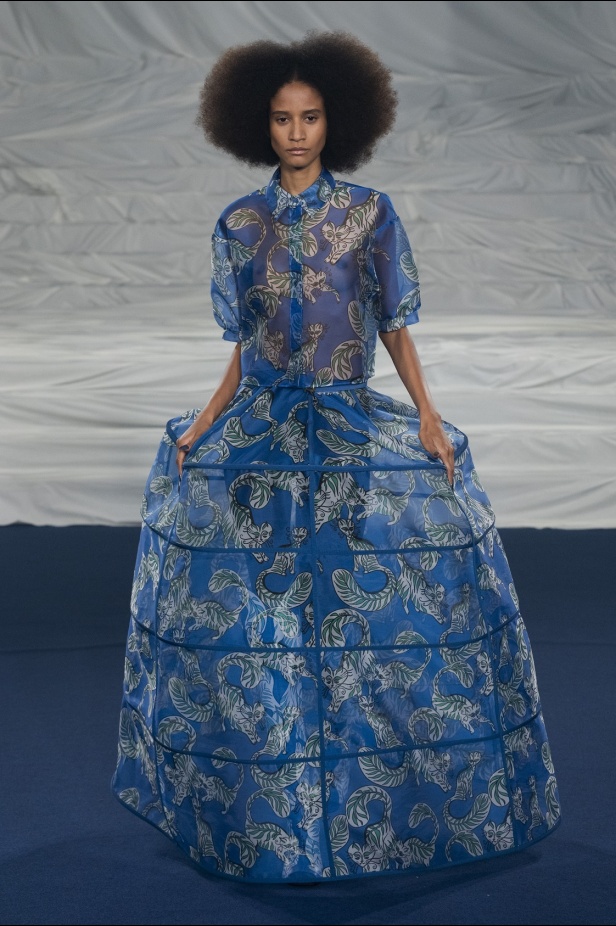 اكسسوارات غريبة وصيحات ملفتة ظهرت في عرض أزياء Rochas  لربيع وصيف 2023  