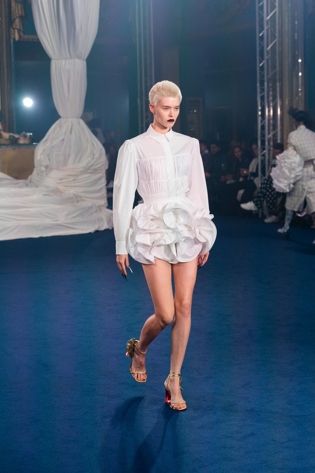 اكسسوارات غريبة وصيحات ملفتة ظهرت في عرض أزياء Rochas  لربيع وصيف 2023  