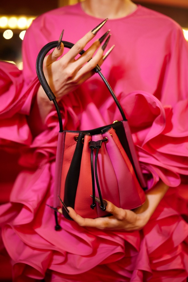 اكسسوارات غريبة وصيحات ملفتة ظهرت في عرض أزياء Rochas  لربيع وصيف 2023  