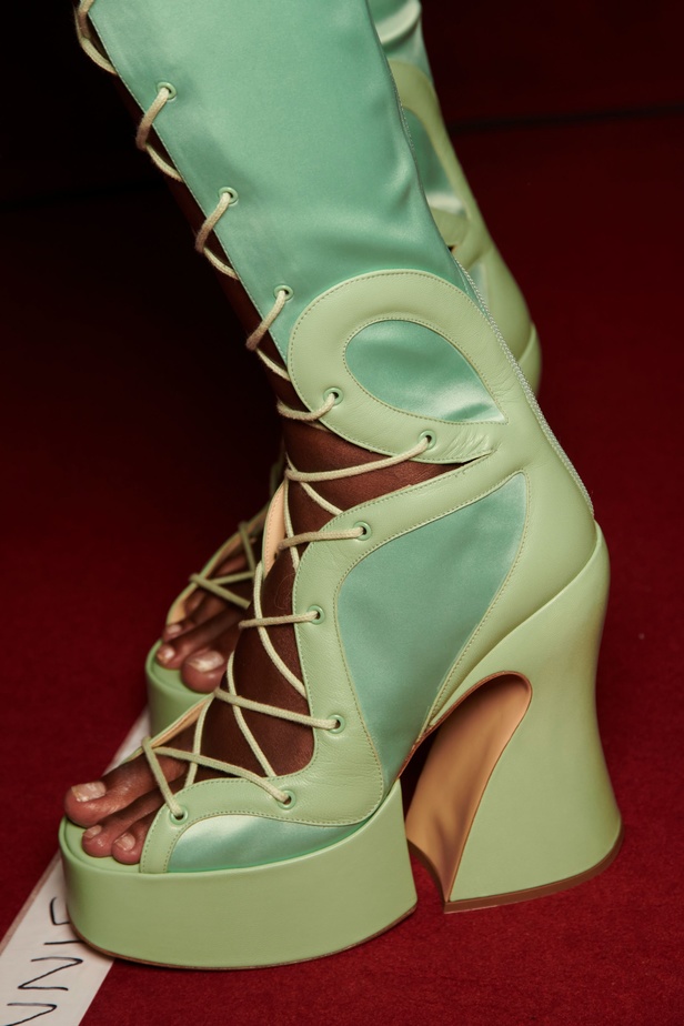 اكسسوارات غريبة وصيحات ملفتة ظهرت في عرض أزياء Rochas  لربيع وصيف 2023  