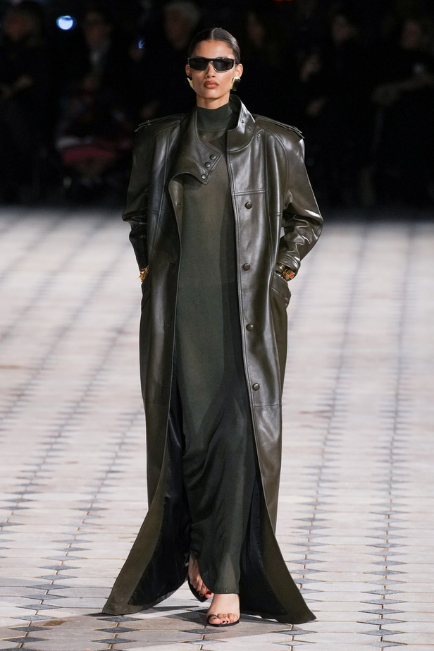 مجموعة Saint Laurent لربيع وصيف 2023.. أناقة الثمانينيات بقصات فاخرة