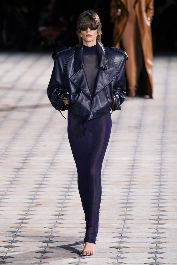 مجموعة Saint Laurent لربيع وصيف 2023.. أناقة الثمانينيات بقصات فاخرة