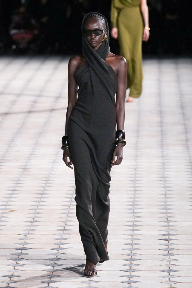 مجموعة Saint Laurent لربيع وصيف 2023.. أناقة الثمانينيات بقصات فاخرة