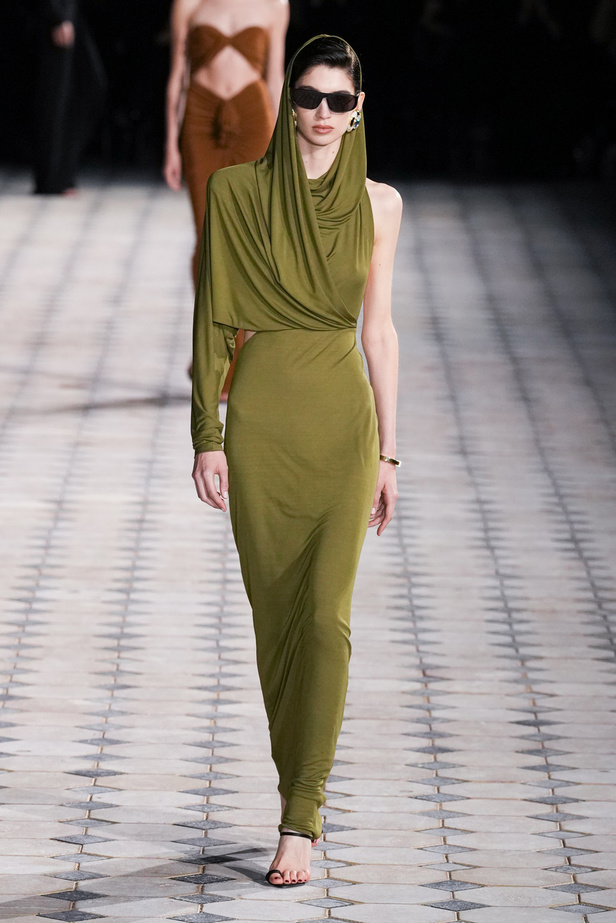 مجموعة Saint Laurent لربيع وصيف 2023.. أناقة الثمانينيات بقصات فاخرة