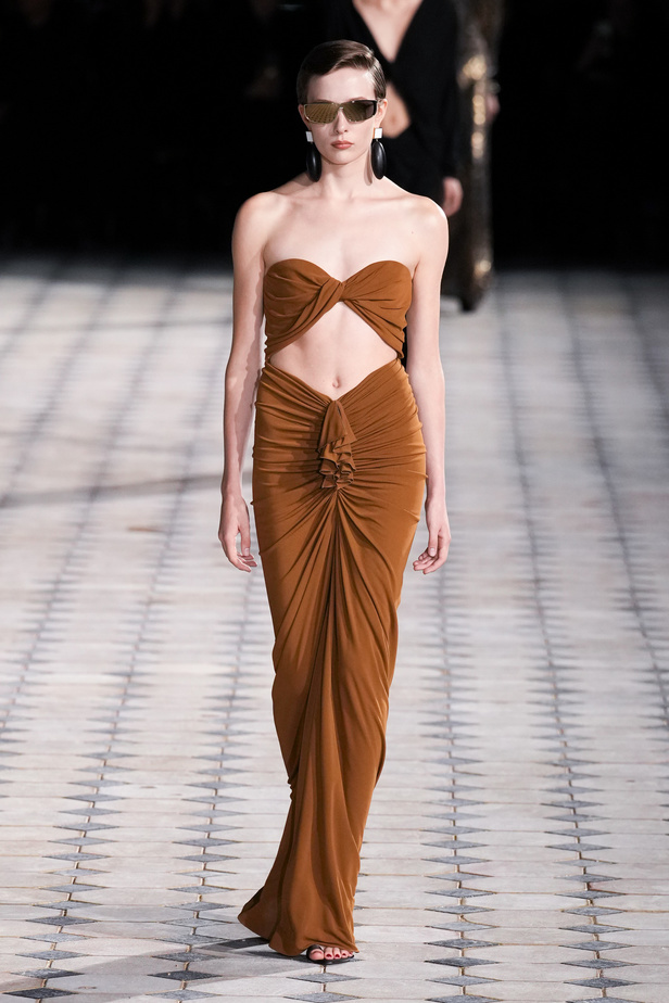 مجموعة Saint Laurent لربيع وصيف 2023.. أناقة الثمانينيات بقصات فاخرة