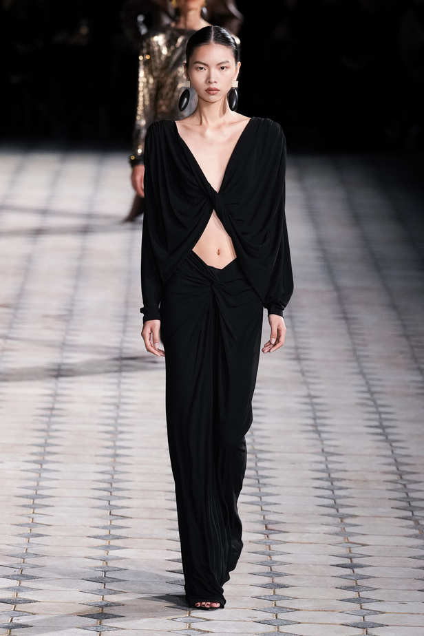 مجموعة Saint Laurent لربيع وصيف 2023.. أناقة الثمانينيات بقصات فاخرة