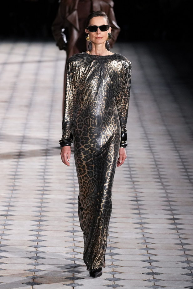 مجموعة Saint Laurent لربيع وصيف 2023.. أناقة الثمانينيات بقصات فاخرة